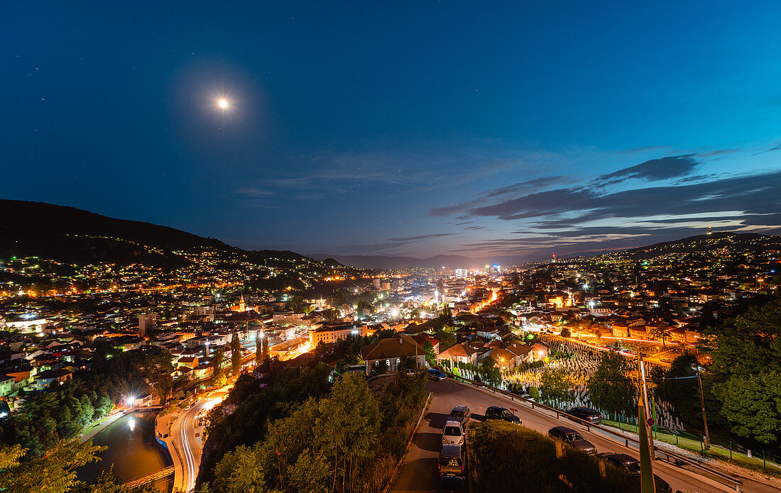 Luftaufnahme des Stadtbildes von Sarajevo bei Nacht