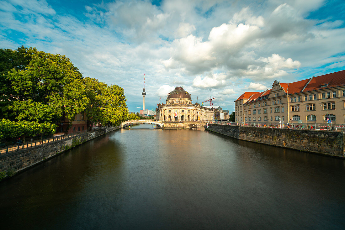 Außenansicht des Bode-Museums und des Fernsehturms Berlin