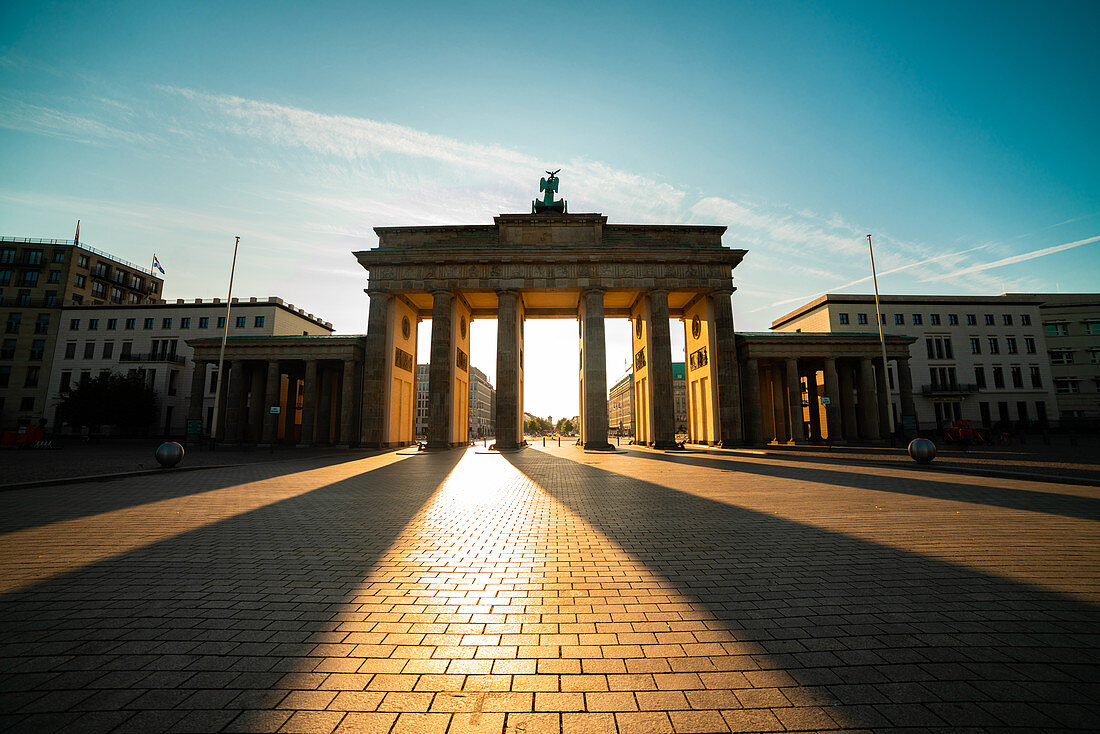 Niedrige Winkelansicht des Brandenburger Tors gegen Himmel, Berlin