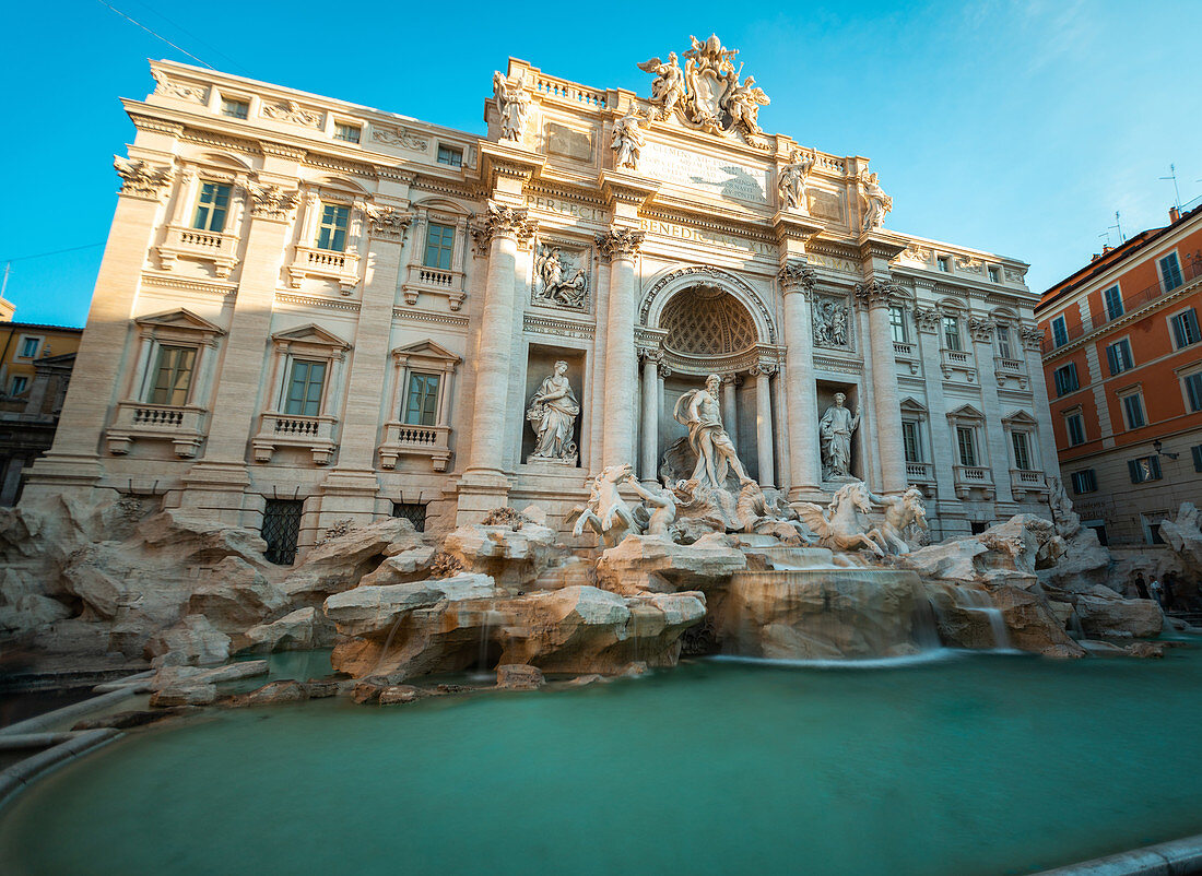 Niedrige Winkelansicht des Trevi-Brunnens in Piazza di Trevi, Rom