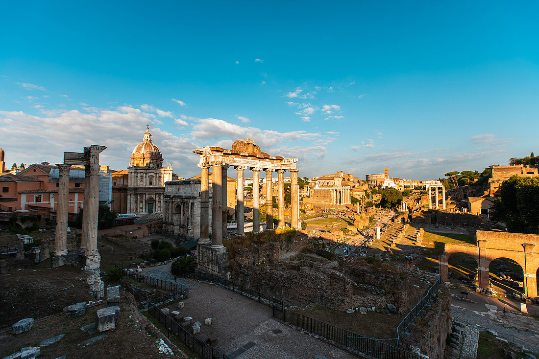 Erhöhte Ansicht der alten Ruinen des Forum Romanum, Rom