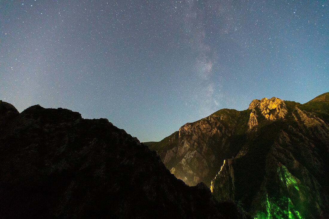Szenische Ansicht des Sternenhimmels über Berg bei Nacht, Canyon Matka, Skopje, Nordmazedonien