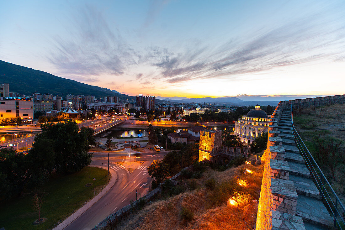 Ansicht der Festung Skopje und des Stadtbildes während des Sonnenuntergangs, Nordmazedonien