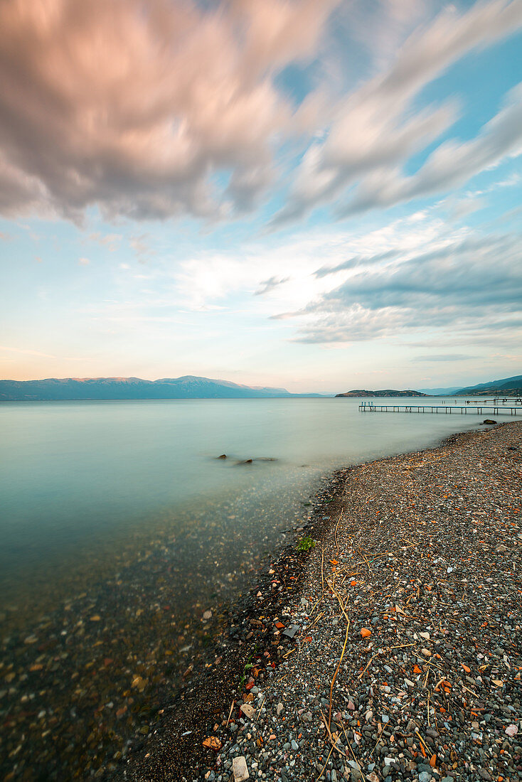 Szenische Ansicht des Ohridsees gegen bewölkten Himmel, Nordmazedonien