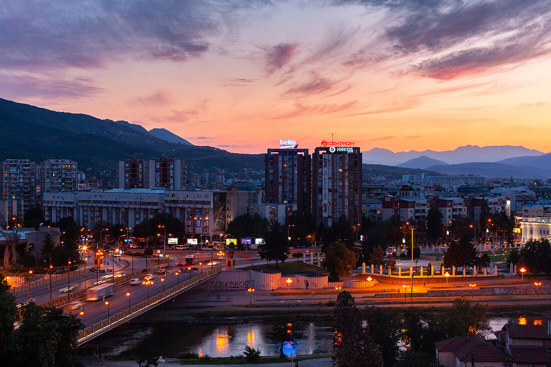 Erhöhte Ansicht des Verkehrs auf Brücke über Vardar River mit Skopje Stadtbild im Hintergrund