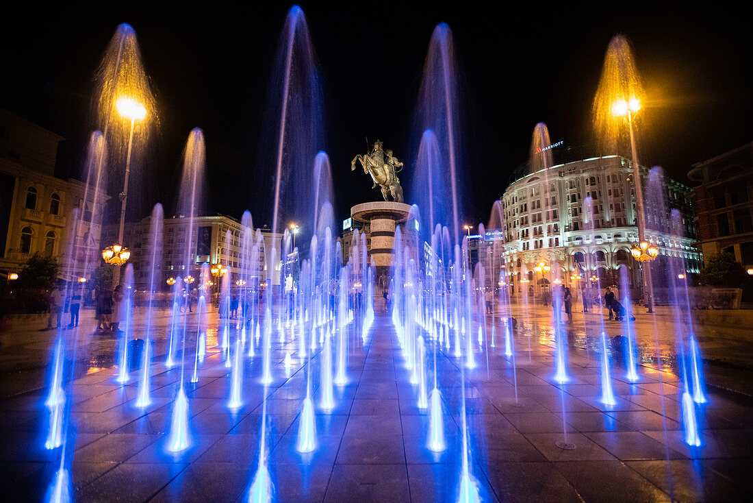 Ansicht des Kriegers auf Pferdestatue und Alexander der Große Brunnen bei Nacht, Stadt Skopje