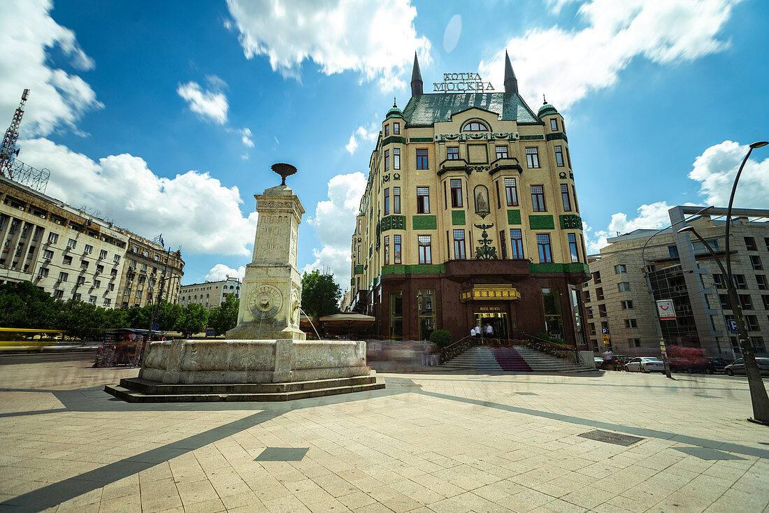 Niedrige Winkelansicht des Hotels Moskva mit Brunnen im Vordergrund in Belgrad Stadt