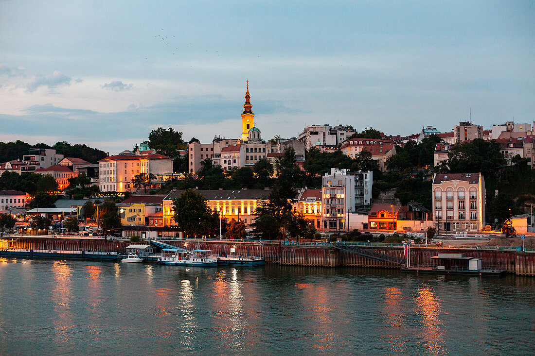 Ansicht der Stadt Belgrad durch Donau im Morgengrauen