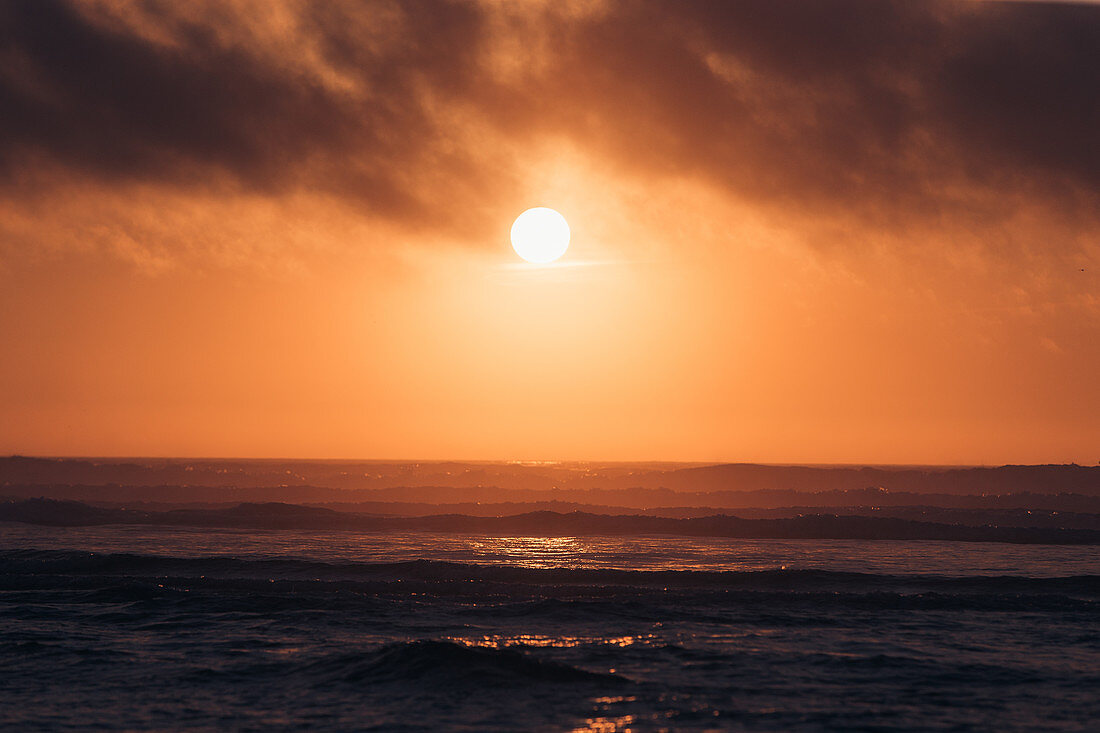 Sonnenuntergang an der Atlantikküste von Portugal