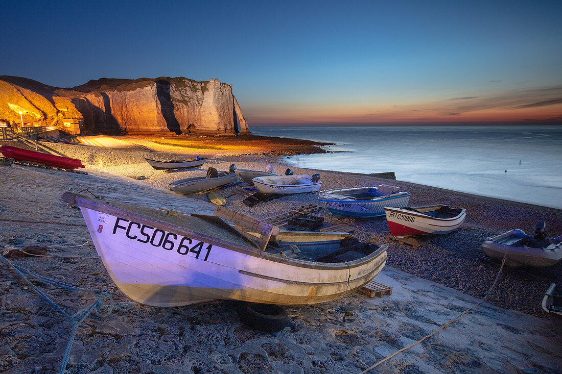 Boote am Strand bei Ètretat, Normandie, Frankreich