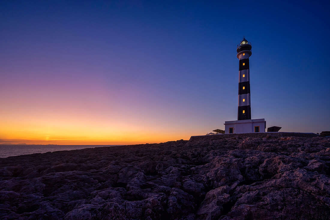 Der Leuchtturm vom Cap d'Artrutx bei Sonnenuntergang, Ciutadella. Menorca, Balearen, Spanien, Europa