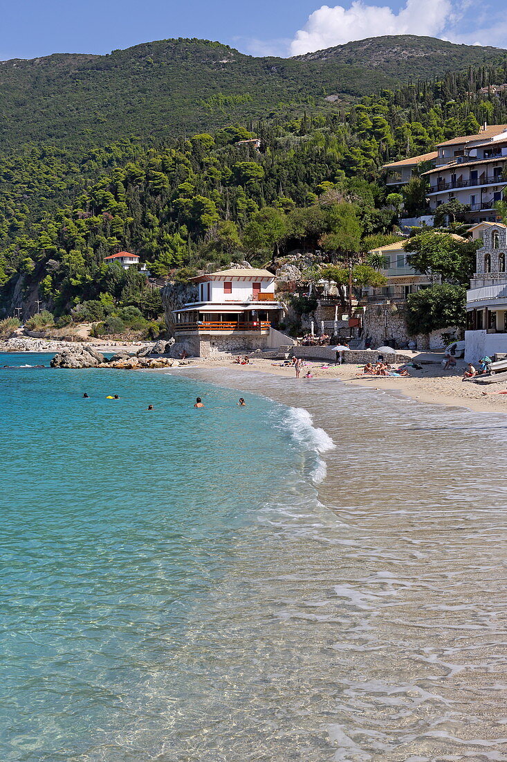 Agios Nikitas ist ein kleines Seebad an der Westküste der Insel Lefkada, Ionische Inseln, Griechenland