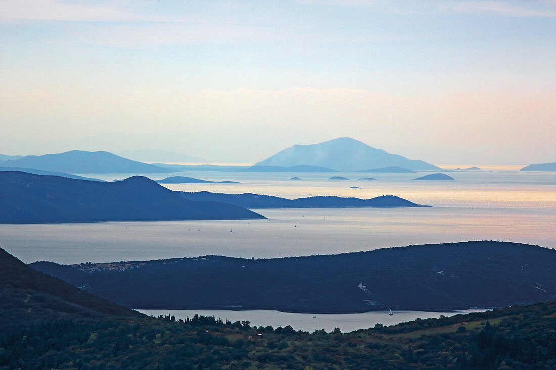 Blick von den Bergen oberhalb von Vafkeri über Inseln südlich von Lefkada, Ionische Inseln, Griechenland