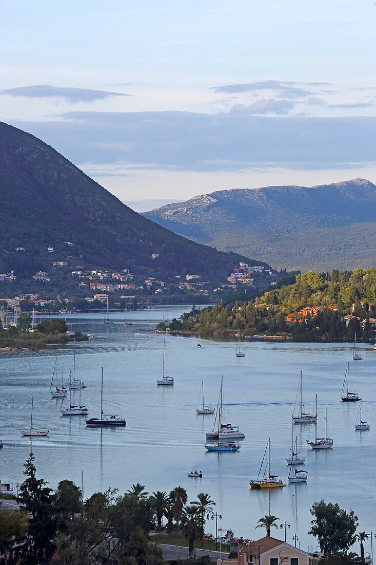 Vlicho-Bucht vor Nydri mit ankernden Segelbooten, Insel Lefkada, Ionische Inseln, Griechenland