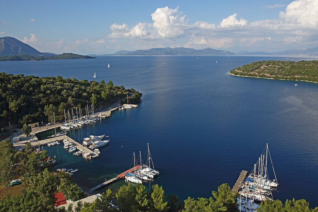 Yachthafen und Boote in einer Bucht von Meganisi, Ionische Inseln, Griechenland, Europa