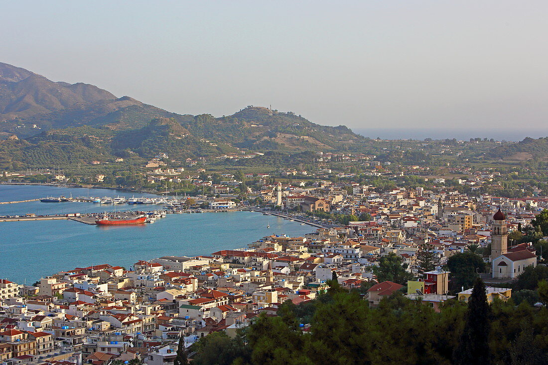 Ausblick vom Kastro Zakynthou auf die Inselhauptstadt Zakynthos und dem Hafen, Insel Zakynthos, Ionische Inseln, Griechenland