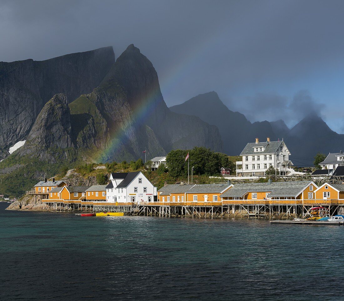 Regenbogen über Reine, Moskenesoya, Lofoten, Nordland, Norwegen