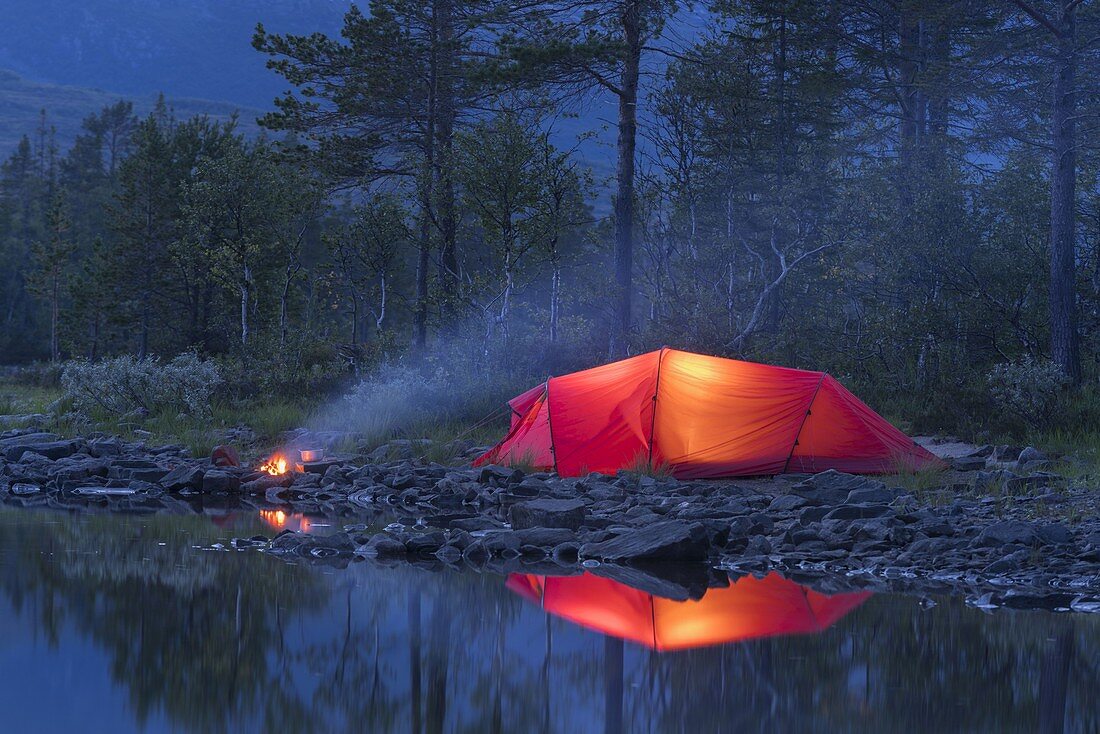 Rotes Zelt, Lagerfeuer,  Sefrivatnet, Tosfjellet, Nordland, Norwegen