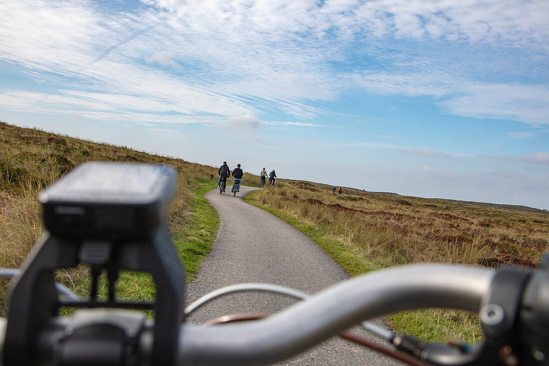 Blick durch den Lenker eines Elektrofahrrads auf einem Radweg, nahe Hoorn, Terschelling, Westfriesische Inseln, Friesland, Niederlande, Europa