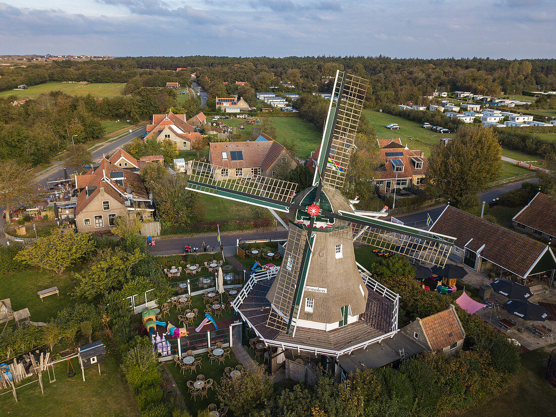 Luftaufnahme der Windmühle Koffiemolen und Wirtschaftsgebäuden, Formerum, Terschelling, Westfriesische Inseln, Friesland, Niederlande, Europe