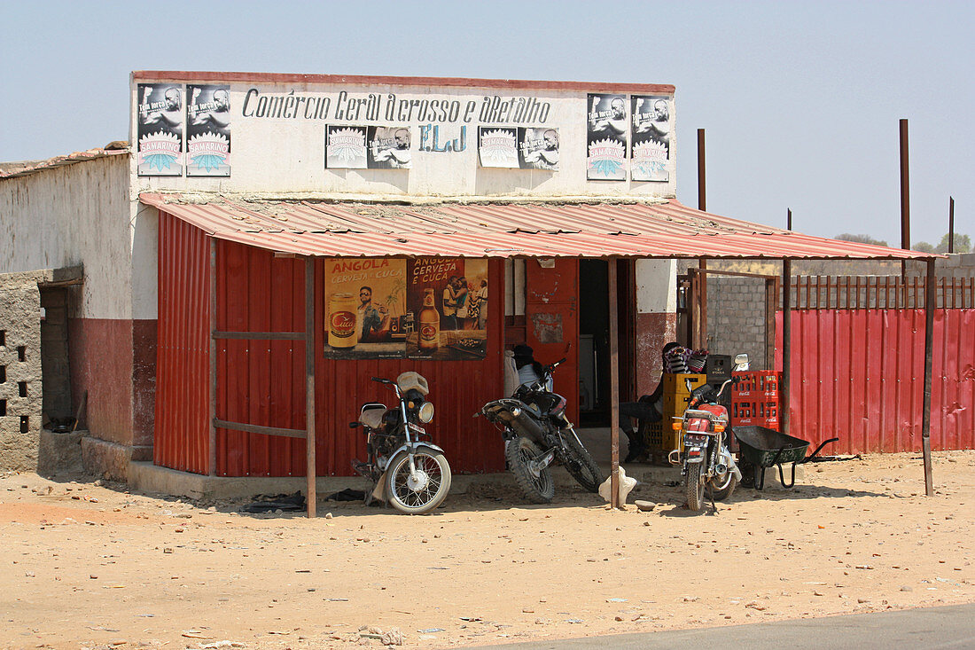 Angola; südlicher Teil der Provinz Cunene; Lebensmittelladen am Straßenrand; an der Nationalstraße EN110 bei Xangongo