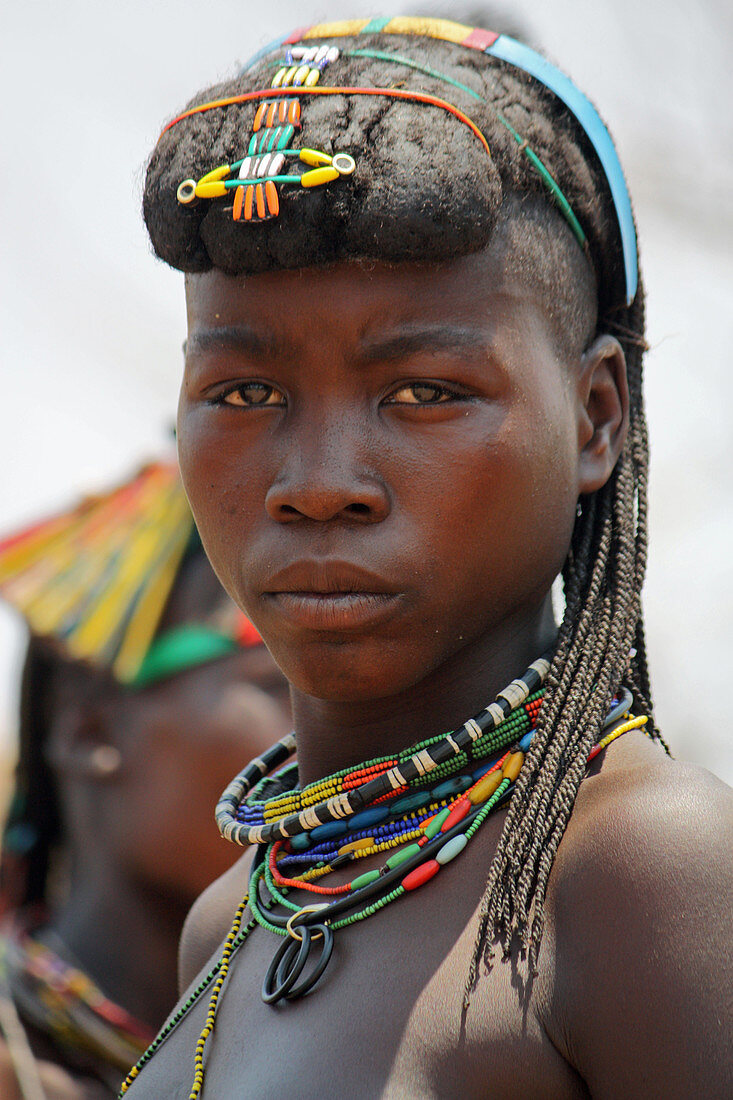 Angola; westlicher Teil der Provinz Cunene; junge Frau aus der Volksgruppe der Mucohona; mit typischem Kopf- und Halsschmuck