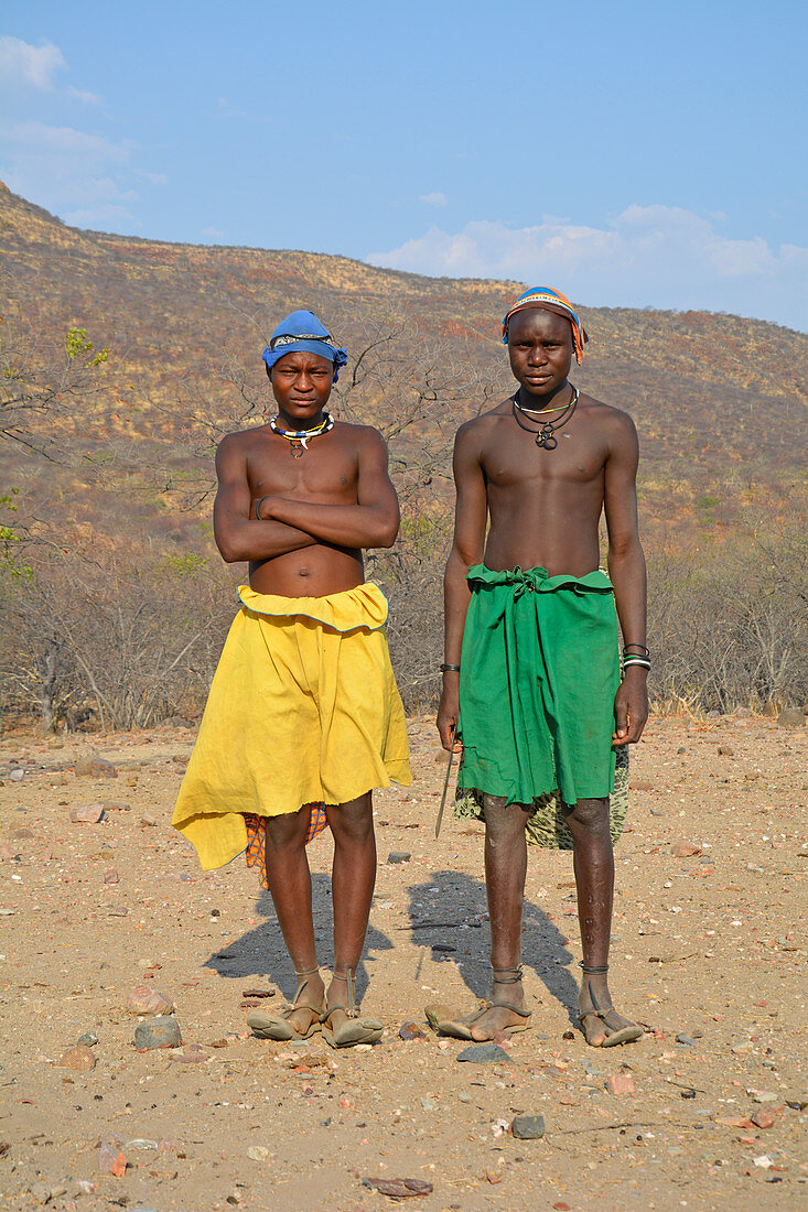 Angola; im westlichen Teil der Provinz Cunene; zwei junge Mucohona Männer; Viehhirten; kleine Volksgruppe im Südwesten von Angola