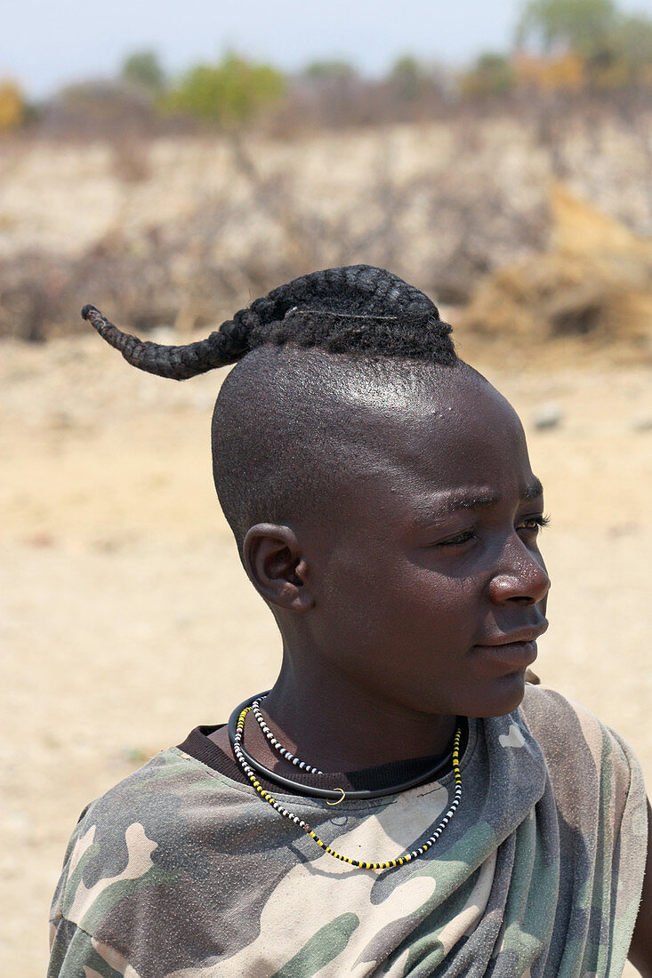 Angola; südlicher Teil der Provinz Namibe; Muhimba Junge mit traditionellem Haarstyling