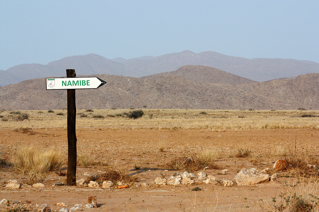 Angola; südlicher Teil der Provinz Namibe; Iona Nationalpark; Namib Wüste; Wegweiser nach Namibe 