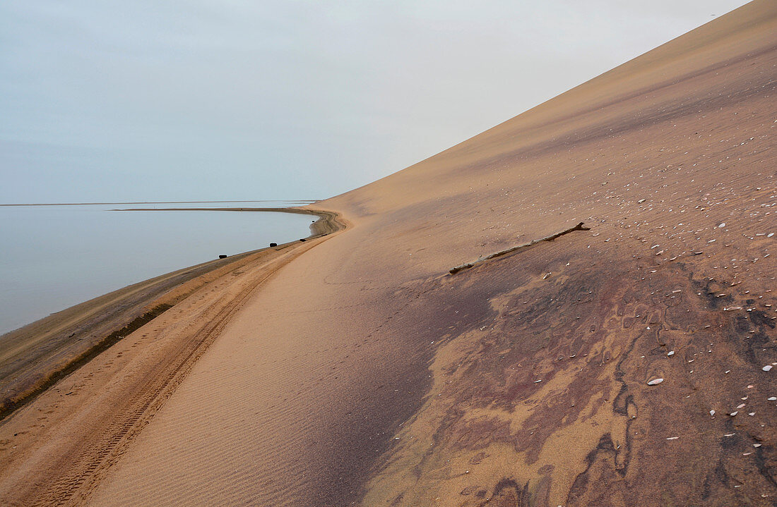 Angola; im südlichen Teil der Provinz Namibe; nördlicher Teil der Namib Wüste; Atlantikküste; große Sanddünen, die bis zum Meer reichen