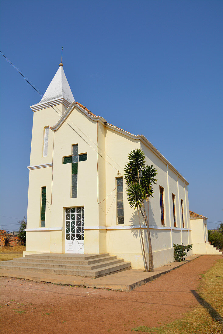 Angola; Provinz Huila; in der Umgebung von Huila; Dorfkirche an der Straße nach Huila