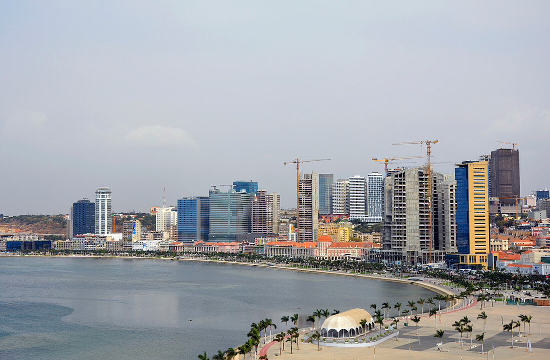 Angola; Provinz Luanda; Hauptstadt Luanda; Blick auf die Uferpromenade; genannt Marginal; moderne Bürogebäude im Stadtzentrum