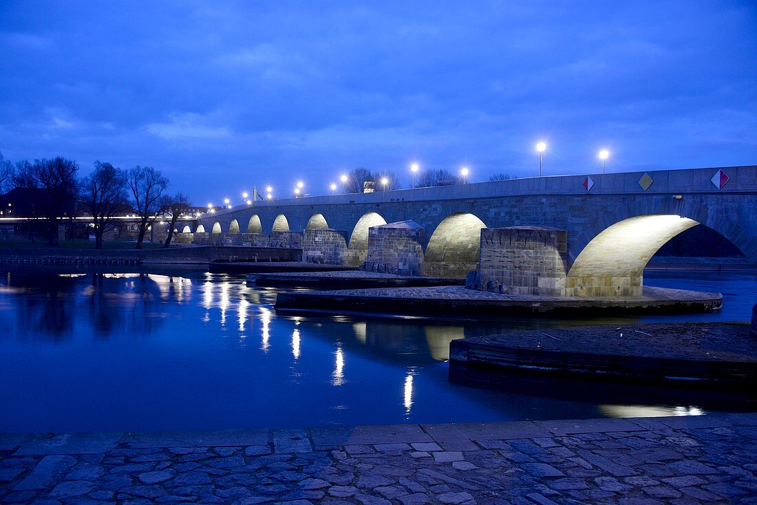 Abends an der Donau und Steinernen Brücke, Regensburg, Ost-Bayern, Deutschland