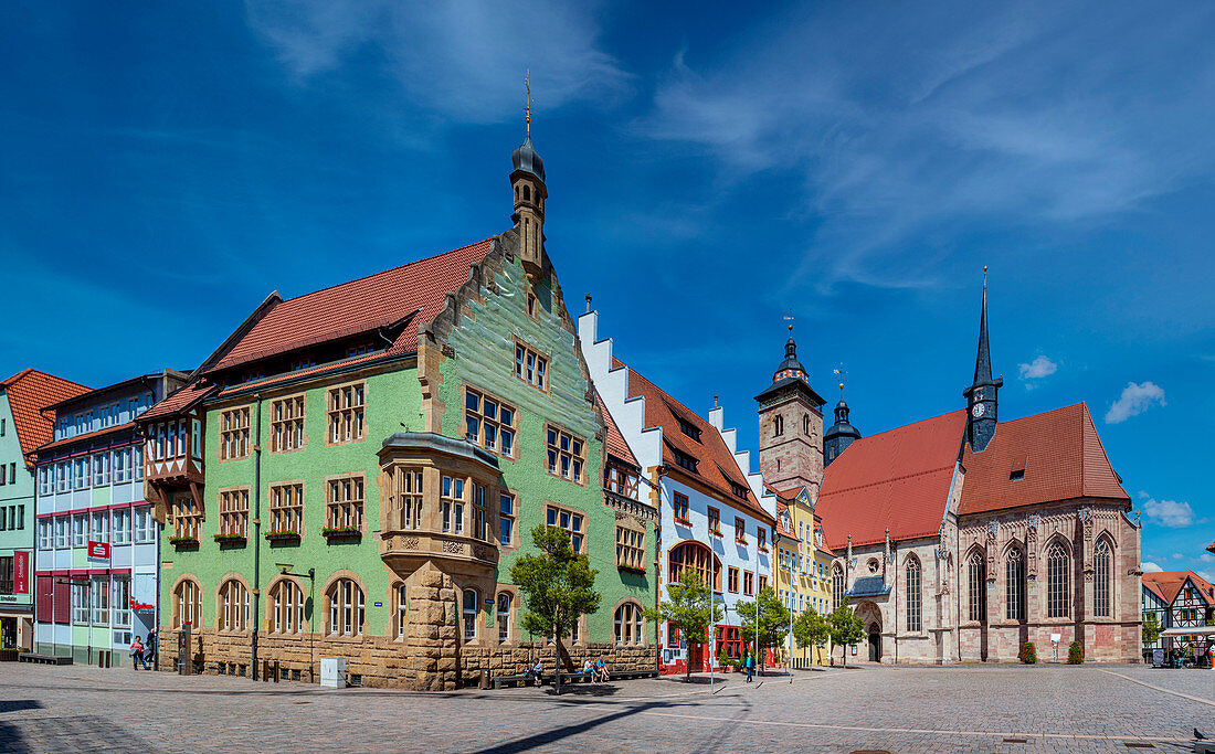 Rathaus und Stadtkirche St. Georg am Altmarkt in Schmalkalden, Thüringen, Deutschland