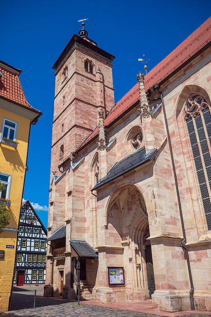 Kirchhof und die Stadtkirche St. Georg in Schmalkalden, Thüringen, Deutschland