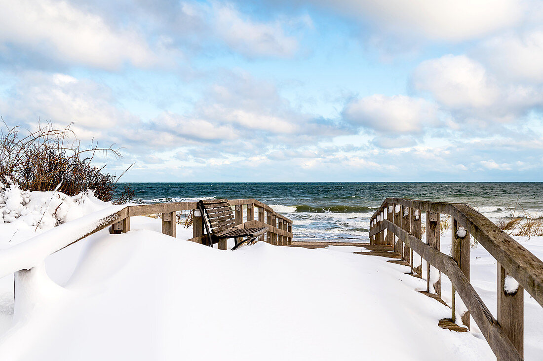 Schneeverwehungen am Strandübergang in Dahme, Ostsee, Ostholstein, Schleswig-Holstein, Deutschland