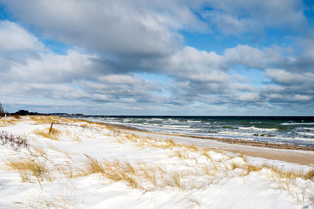 Wolken, Wind und Schnee am Strand in Dahme, Ostsee, Ostholstein, Schleswig-Holstein, Deutschland