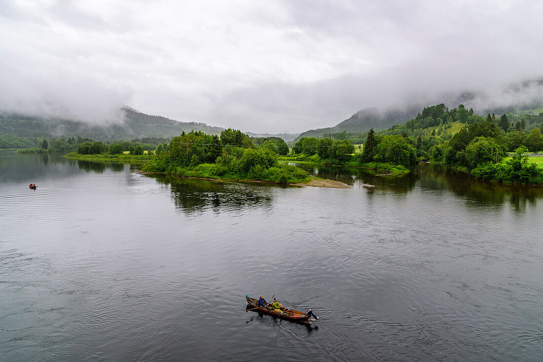 Lachsangler mit Holzbooten auf dem Fluss, Namdalen, Grong, Norwegen