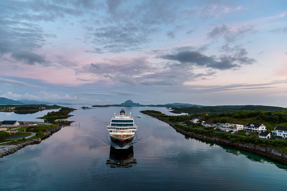 Blick von Brücke auf Hurtigruten-Schiff bei Bronnoysund, Norwegen