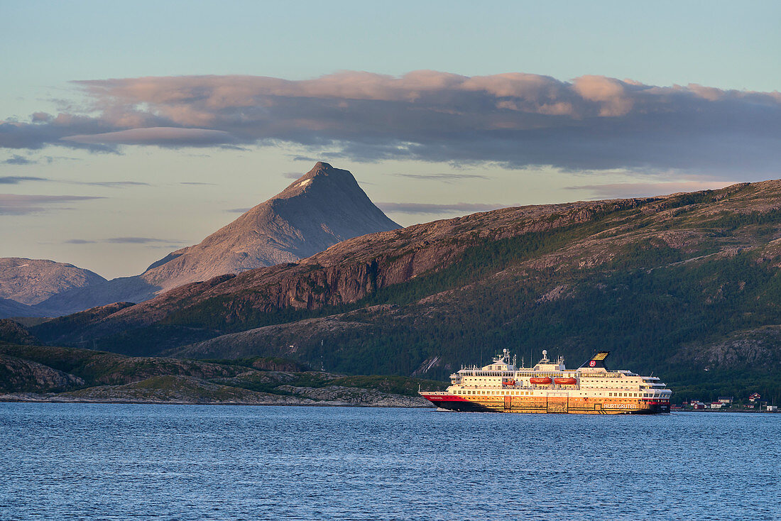 Hurtigrutenschiff zwischen Festland und Insel Leka, Norwegen