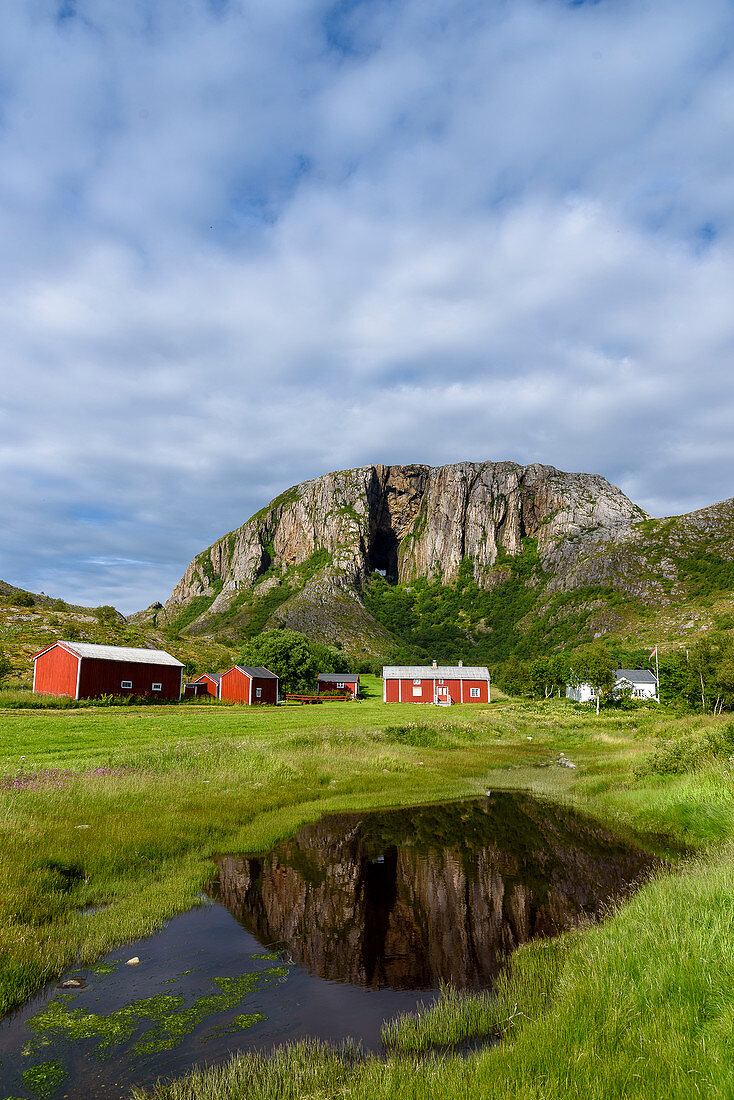 Rote Häusern vor Torghattan, Bronnoysund, Norwegen