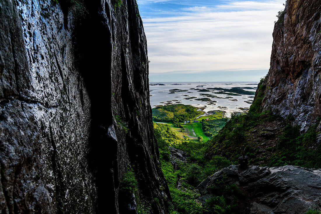 Blick durch das Loch des Torghattan, Bronnoysund, Norwegen