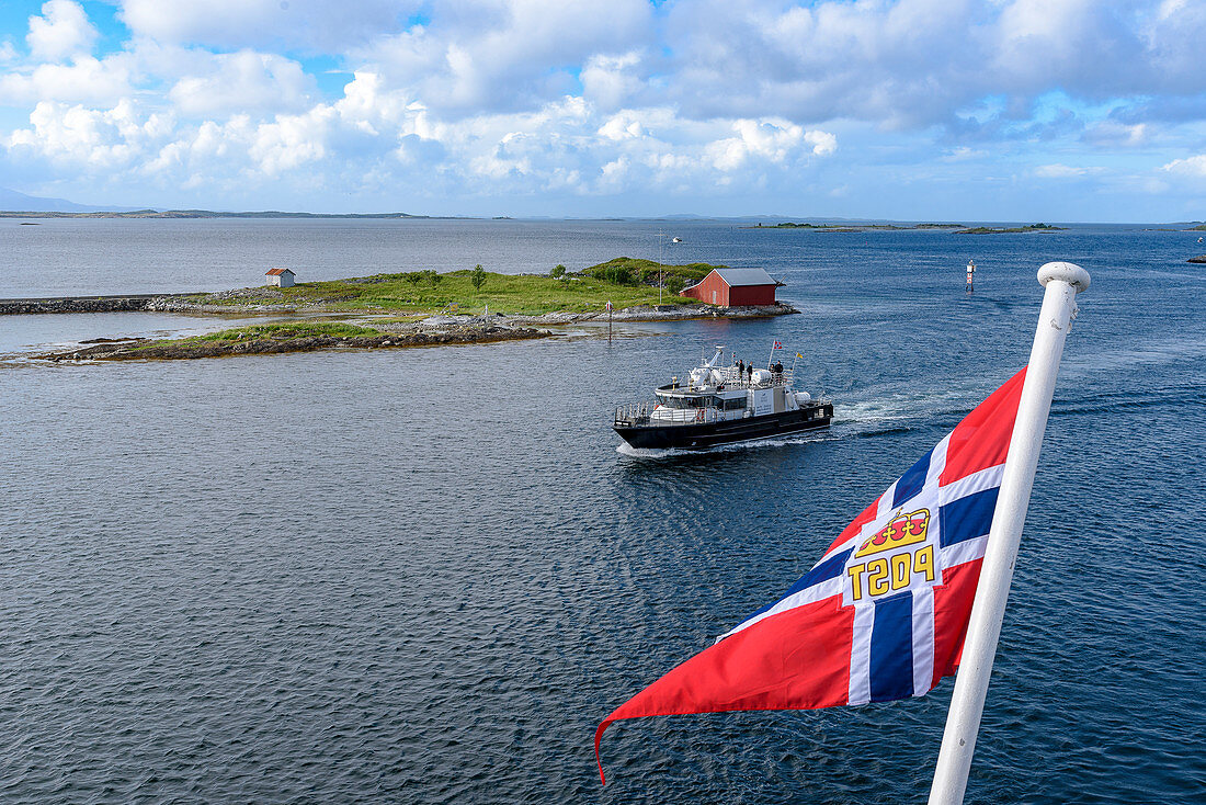 Blick vom Hurtigruten Schiff Richard With mit norwegischer Flagge zwischen Bronnoysund und Rörvik, Norwegen