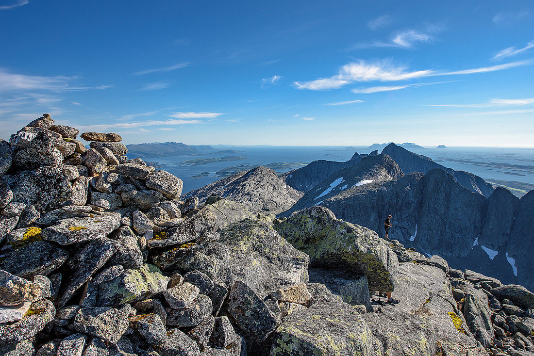 Blick vom Gipfel Skjerdingen auf die Helgelandküste, Wanderung auf den  "Die Sieben Schwestern" sieben Gipfel bei Sandnessjöen, Norwegen