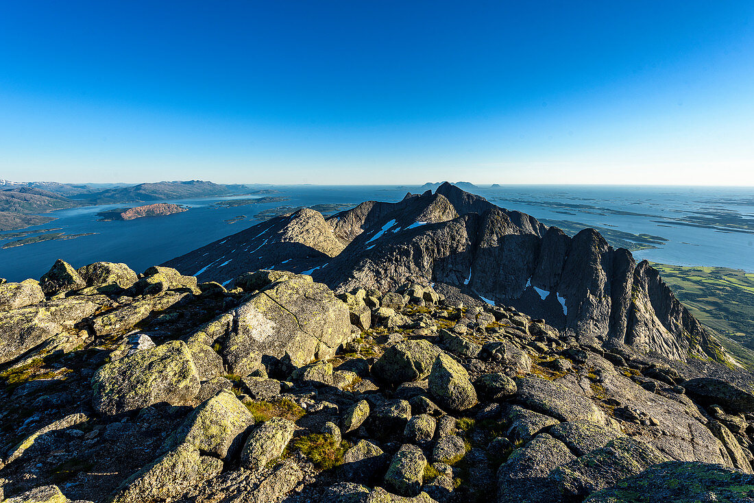 Blick vom Gipfel Skjerdingen auf die Helgelandküste, Wanderung auf den  "Die Sieben Schwestern" sieben Gipfel bei Sandnessjöen, Norwegen