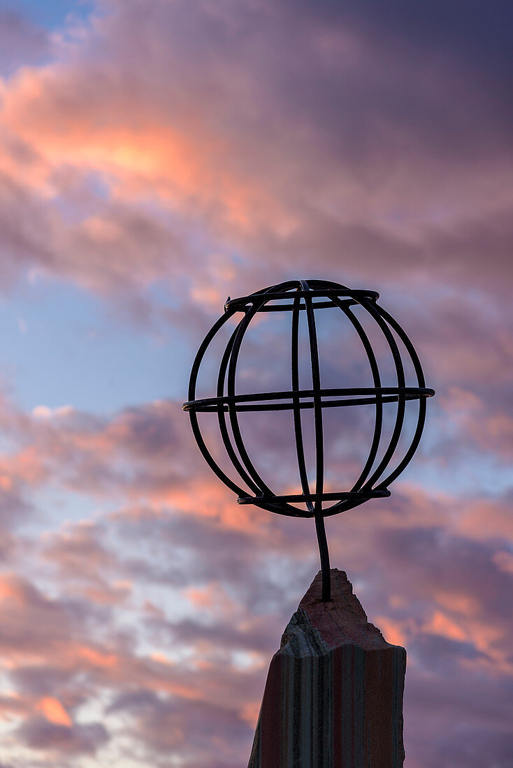 Globus als Denkmal, Saltfjell mit Polarkreiszentrum an der E 6 Straße, Norwegen