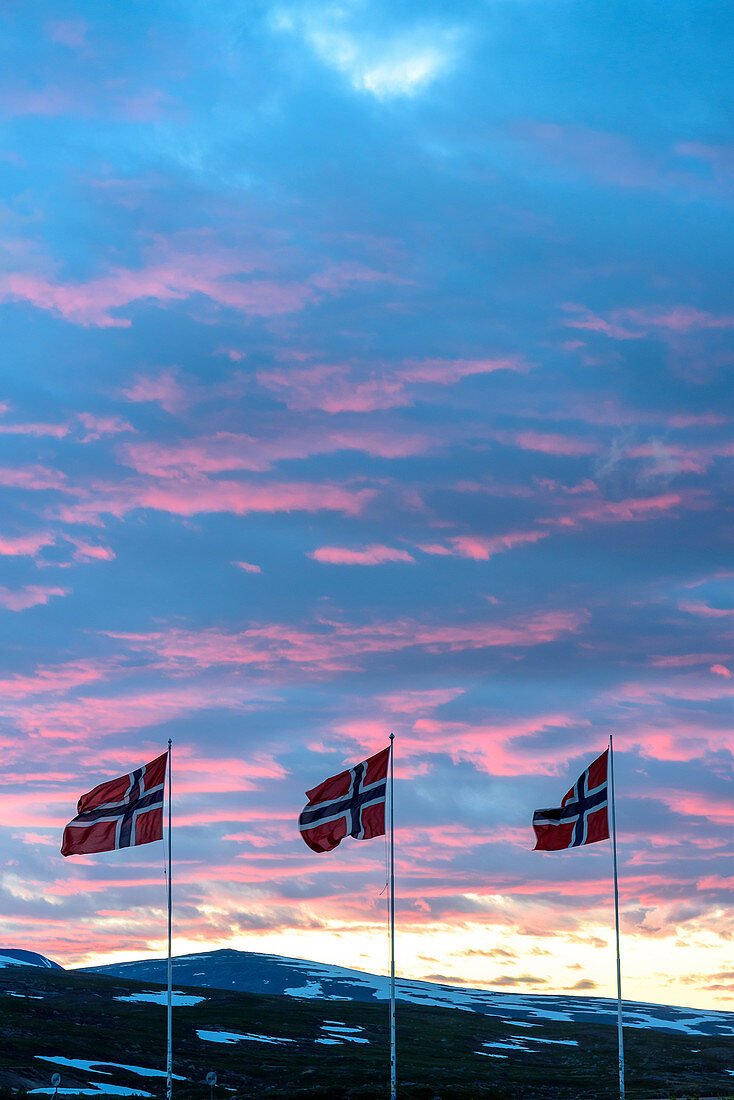 Norwegische Flagge am Saltfjell mit Polarkreiszentrum an der E 6 Straße, Norwegen