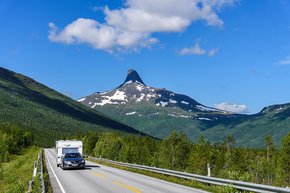 Auto mit Wohnwagen, Bergpanoramen und Schluchten entlang des Silvervägen (R 77) bis zum Junkerdal, Norwegen