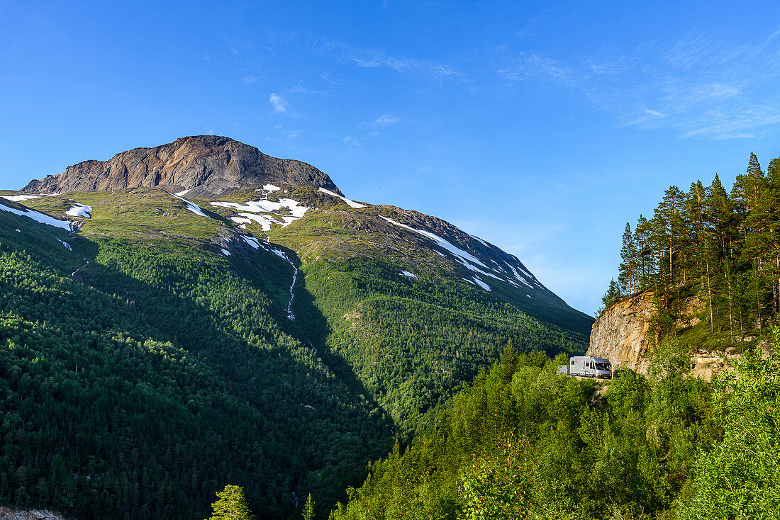 Motorhomes on a steep mountain road, mountain panoramas and gorges along the Silvervägen (R 77) to Junkerdal, Norway