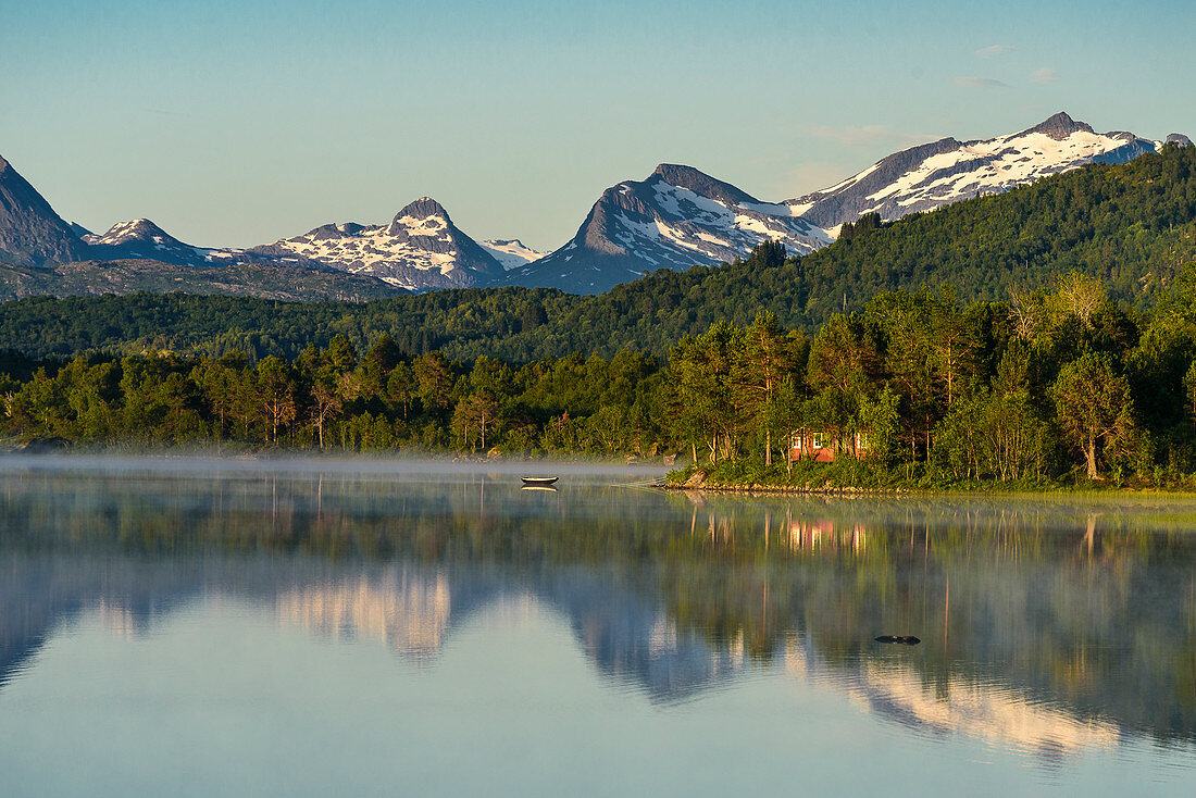 Blick auf den See Brennvikvatnet auf Hamarøy, Norwegen